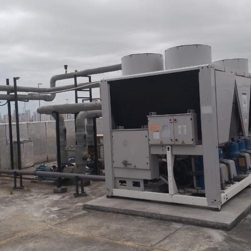Serviços de montagem e manutenção de refrigeração e climatização comercial.